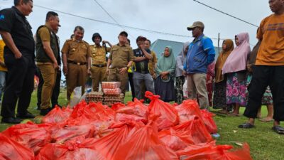 Kunker di Desa Muara Sampara, Pj Bupati Konawe Sumbang 1 Ekor Sapi Kurban