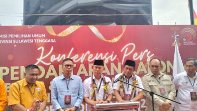 Pilgub, ASR – Hugua Jadi Pendaftar Pertama Datang ke KPU Sultra