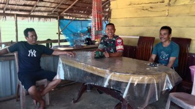 Babinsa Koramil 1430-02/Asera Komsos Dengan Warga Dan Pantau Wilayah Binaan