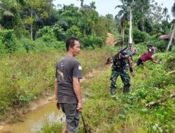 Kodim 1430 Ajak Masyarakat Jumat Bersihkan Lingkungan Melalui Babinsa Koramil 02 Asera Konut