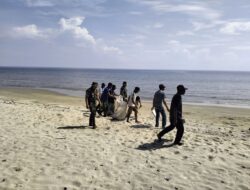 Personil Kodim 1430 Gerak Bersama Masyarakat Bersihkan Tempat Pantai Wisata Wale Binaan Babinsa Koramil 01 Lasolo