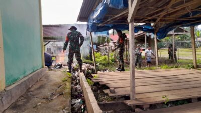 Wujud Kepedulian, Babinsa Koramil 02/Asera Bersihkan Pasar Tradisional Tadoloiyo