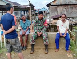 Babinsa Koramil 02/Asera Komsos dengan Warga Binaan di Desa Waturambaha