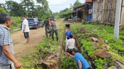 Babinsa Koramil 02/Asera Bersama Warga Gotong Royong Bersihkan Drainase