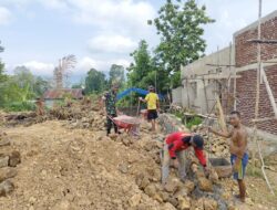 Bangun Keakraban, Babinsa Bantu Pembuatan Dinding Rumah Milik Warga Binaan