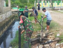 Kodim 1430 Konut Babinsa Bersama Warga Desa Muara Tinobu Mengantisipasi Drainase Kelancaran Saluran Air