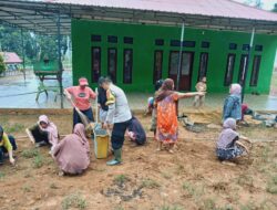 Pemdes Sambandete Bersama Bhabinkamtibmas Polsek Asera Gelar Gotong Royong Bersihkan Halaman Perkampungan