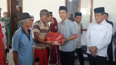 Bupati Dan Wakil Bupati Konut Serahkan Langsung Paket Bantuan Sembako 110 Untuk Kaum Dhuafa