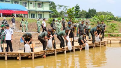 Pangdam XIV/Hasanuddin Lepas Bibit Ikan Nila Dan Mujair Untuk Ketahanan Pangan Kodim 1430/Konut