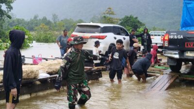 Sigap Tanggap Dan Cegah Kemacetan Karena Banjir, Kodim 1430/Konut Bantu Kelancaran Arus Lalu Lintas