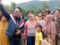 Anggota Dewan DPD RI LA Ode Umar Bonte Meninjau Langsung Kondisi Jalan Yang Terendam Banjir Di Trans Sulawesi Desa Sambandete