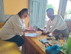 Pemdes Larodangge Serahkan Langsung Penerima BLT Untuk Kurangi Beban Ekonomi Warga