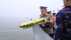 Polda Sultra Laksanakan Upacara Tabur Bunga di Teluk Kendari