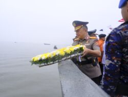 Polda Sultra Laksanakan Upacara Tabur Bunga di Teluk Kendari