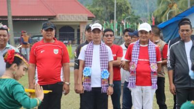Bupati, Wabup, dan Ketua DPRD Konut Disambut Tarian Mondotambe pada Pembukaan Porseni HUT ke-80 RI di Lapangan Desa Basule 