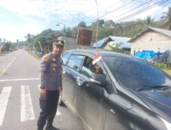 Polsek Sawa Gelar Pembagian Bendera Merah Putih Kepada Pengguna Jalan, Ajak Warga Jaga Kamtibmas dan Kerukunan