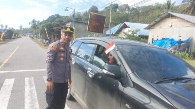 Polsek Sawa Gelar Pembagian Bendera Merah Putih Kepada Pengguna Jalan, Ajak Warga Jaga Kamtibmas dan Kerukunan