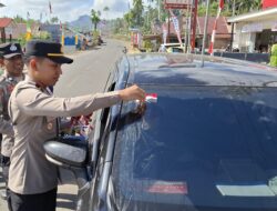 Kegiatan Pembagian Bendera Merah Putih Kepada Masyarakat di wilayah Hukum Polsek Lasolo