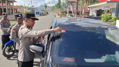 Kegiatan Pembagian Bendera Merah Putih Kepada Masyarakat di wilayah Hukum Polsek Lasolo
