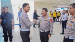 Dirlantas Polda Sultra Sambut Kedatangan Dirgakkum Korlantas Polri Di Bandara Haluoleo Kendari