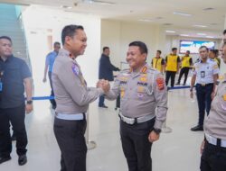 Dirlantas Polda Sultra Sambut Kedatangan Dirgakkum Korlantas Polri Di Bandara Haluoleo Kendari