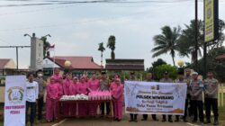 Polsek Wiwirano Bersama Bhayangkari Turun Kejalan Bagikan Takjil Kepada Masyarakat Di Kecamatan Landawe