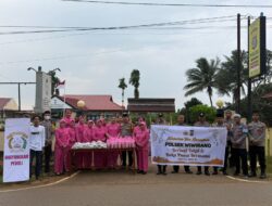 Polsek Wiwirano Bersama Bhayangkari Turun Kejalan Bagikan Takjil Kepada Masyarakat Di Kecamatan Landawe