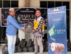 PT Kembar Emas Sultra Distribusi Parcel Lebaran Untuk Masyarakat Desa Lameruru