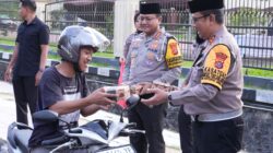 Menjelang Berbuka, Ditlantas Polda Sultra Berbagi Takjil Untuk Pengguna Jalan