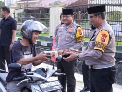 Menjelang Berbuka, Ditlantas Polda Sultra Berbagi Takjil Untuk Pengguna Jalan