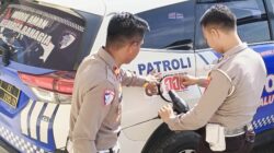 Satlantas Polres Konawe Utara Pasang Stiker Layanan Kepolisian 110 Dan Sosialisasi Ke Masyarakat
