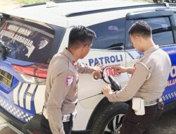 Satlantas Polres Konawe Utara Pasang Stiker Layanan Kepolisian 110 Dan Sosialisasi Ke Masyarakat
