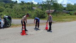 Aksi Nyata Personel Satlantas Konut Tambal Sejumlah Lubang Berbahaya Di Jalan Trans Sulawesi