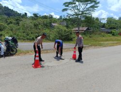 Aksi Nyata Personel Satlantas Konut Tambal Sejumlah Lubang Berbahaya Di Jalan Trans Sulawesi