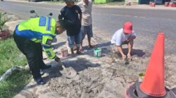 Polantas Bersama Warga Perbaiki Jalan Berlubang Di Pohara, Wujud Nyata Kepedulian Keselamatan Berkendara