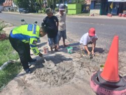 Polantas Bersama Warga Perbaiki Jalan Berlubang Di Pohara, Wujud Nyata Kepedulian Keselamatan Berkendara