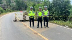 Sat Lantas Polres Konawe Utara Pasang Rambu Di Jalan Longsor, Imbau Pengendara Waspada