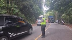 Truk Trailer Bermuatan Pupuk Mogok Di Jalur Kendari–Konawe, Polisi Sigap Urai Kemacetan