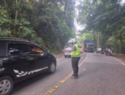 Truk Trailer Bermuatan Pupuk Mogok Di Jalur Kendari–Konawe, Polisi Sigap Urai Kemacetan