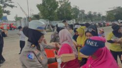 Polwan Ditlantas Polda Sultra Bagikan Snack Dan Himbauan Damai Pada Peringatan May Day Di Kendari