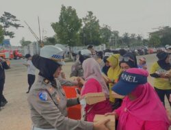 Polwan Ditlantas Polda Sultra Bagikan Snack Dan Himbauan Damai Pada Peringatan May Day Di Kendari