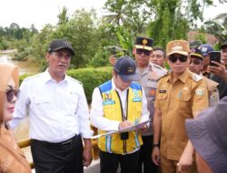 Dirlantas Polda Sultra Dampingi Wakapolda Sambut Kunjungan Menteri Pertanian, Tinjau Persawahan Dan Lokasi Banjir Di Konawe Selatan