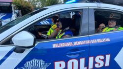 Polwan Ditlantas Polda Sultra Gencarkan “Polantas Menyapa”, Edukasi Pengguna Jalan Dengan Public Address Di Kota Kendari