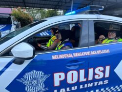 Polwan Ditlantas Polda Sultra Gencarkan “Polantas Menyapa”, Edukasi Pengguna Jalan Dengan Public Address Di Kota Kendari