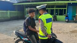 Tegur Pengendara Tanpa Helm SNI Di U-Turn RS Bahteramas, Ditlantas Polda Sultra Kedepankan Edukasi Keselamatan