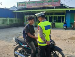 Tegur Pengendara Tanpa Helm SNI Di U-Turn RS Bahteramas, Ditlantas Polda Sultra Kedepankan Edukasi Keselamatan