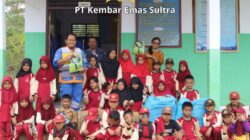 Melalui Program PPM, PT Kembar Emas Sultra Serahkan Seragam Olahraga Dan Buku Edukasi Di SDN 06 Landawe
