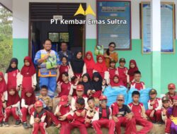 Melalui Program PPM, PT Kembar Emas Sultra Serahkan Seragam Olahraga Dan Buku Edukasi Di SDN 06 Landawe