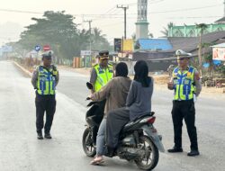 Hadirkan Kamseltibcar Lantas, Wakapolres Konawe Utara Turun Kejalan Laksanakan Pengaturan Lantas Pagi